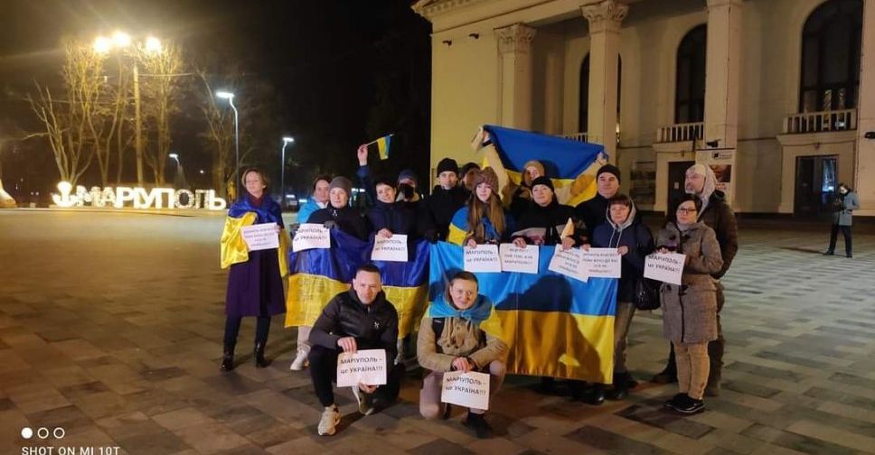 Мариупольцы в центре города собрались на акцию в поддержку Украины