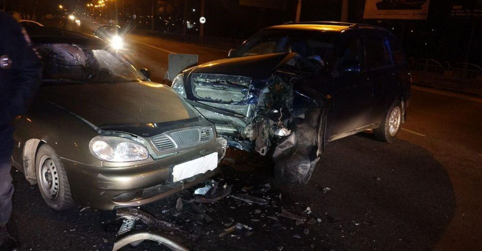 В Мариуполе столкнулись два автомобиля: есть пострадавшие (ФОТО)