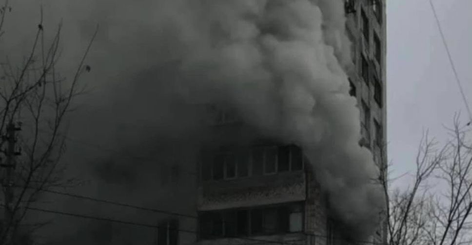 В Мариуполе из пылающей квартиры спасали женщину