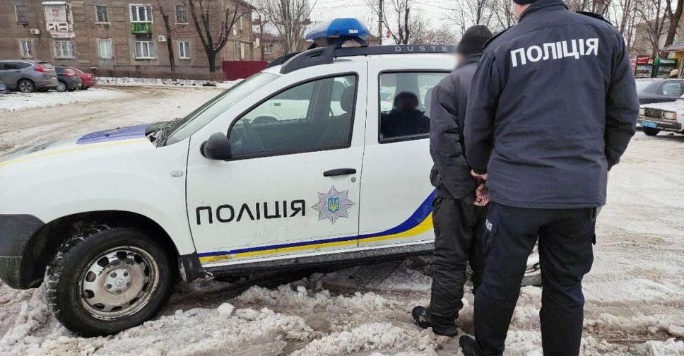 В Мариуполе ограбили пенсионерку на остановке общественного транспорта