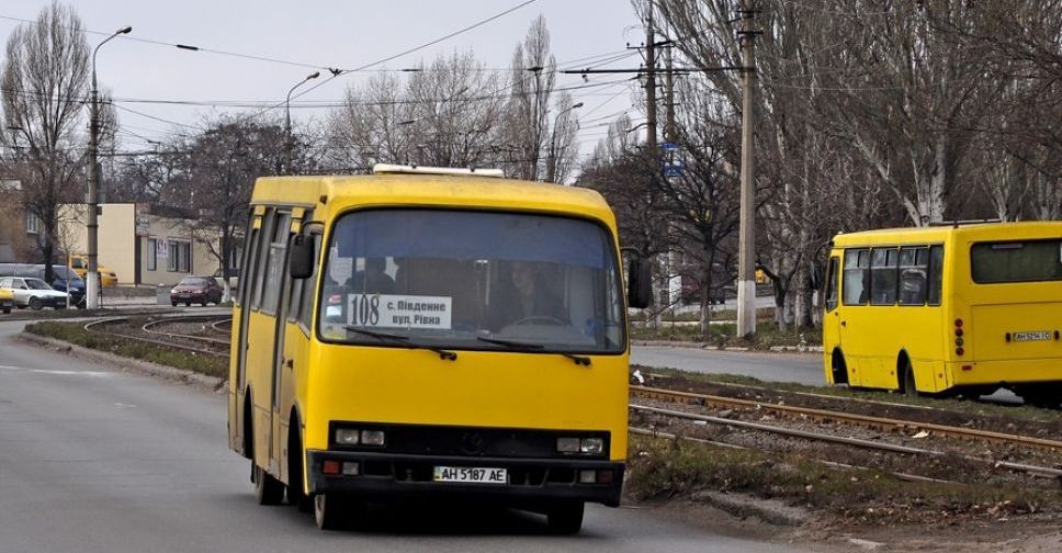 Перевозчики vs участники АТО: В Мариуполе кондуктор выталкивала из маршрутки инвалидов войны