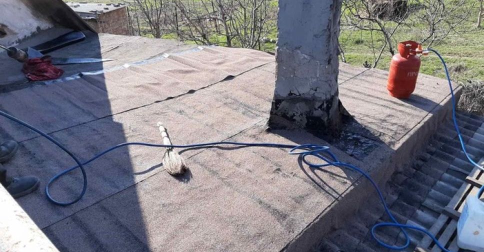 В Мариуполе одинокой женщине с инвалидностью провели отопление и восстановили кровлю дома (ФОТО)