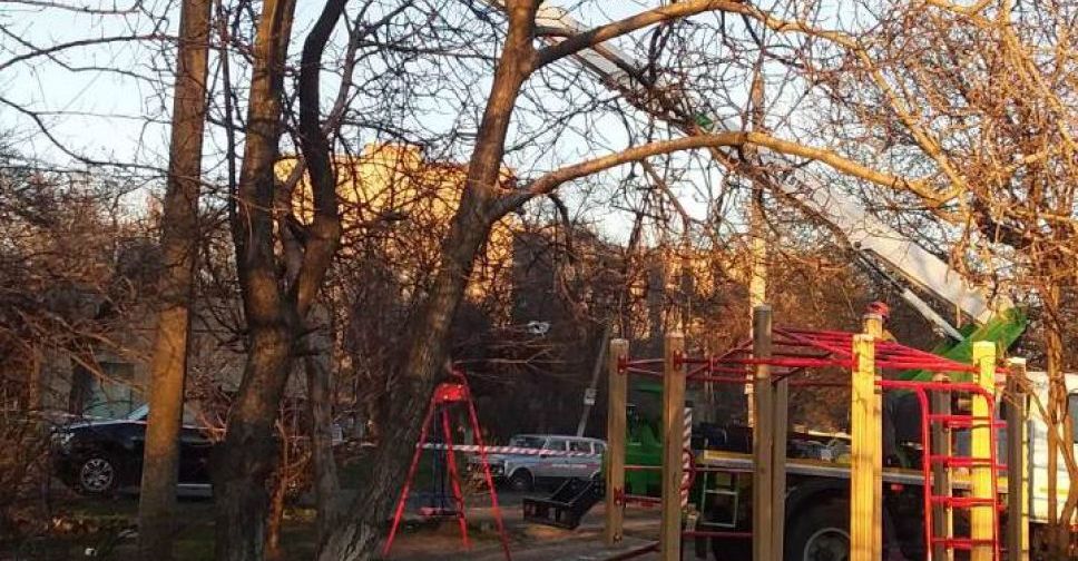 В Мариуполе над детской площадкой нависла угроза в виде электроопоры (ФОТО)
