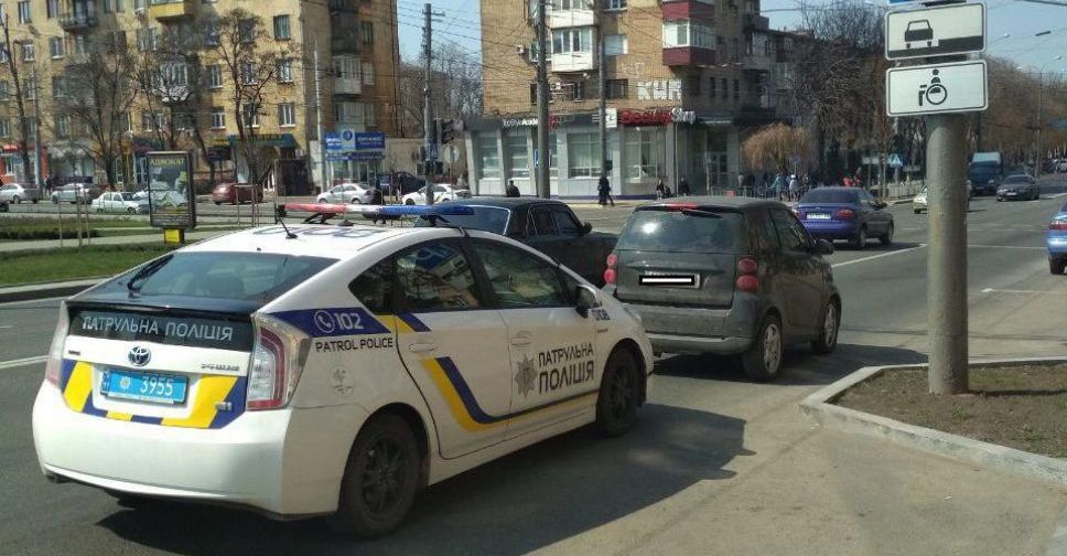 В центре Мариуполя военный автомобиль подрезал Smart и скрылся (ФОТО)