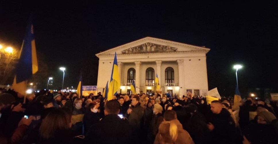 Сотни мариупольцев вышли на акцию в поддержку Украины и против РФ 