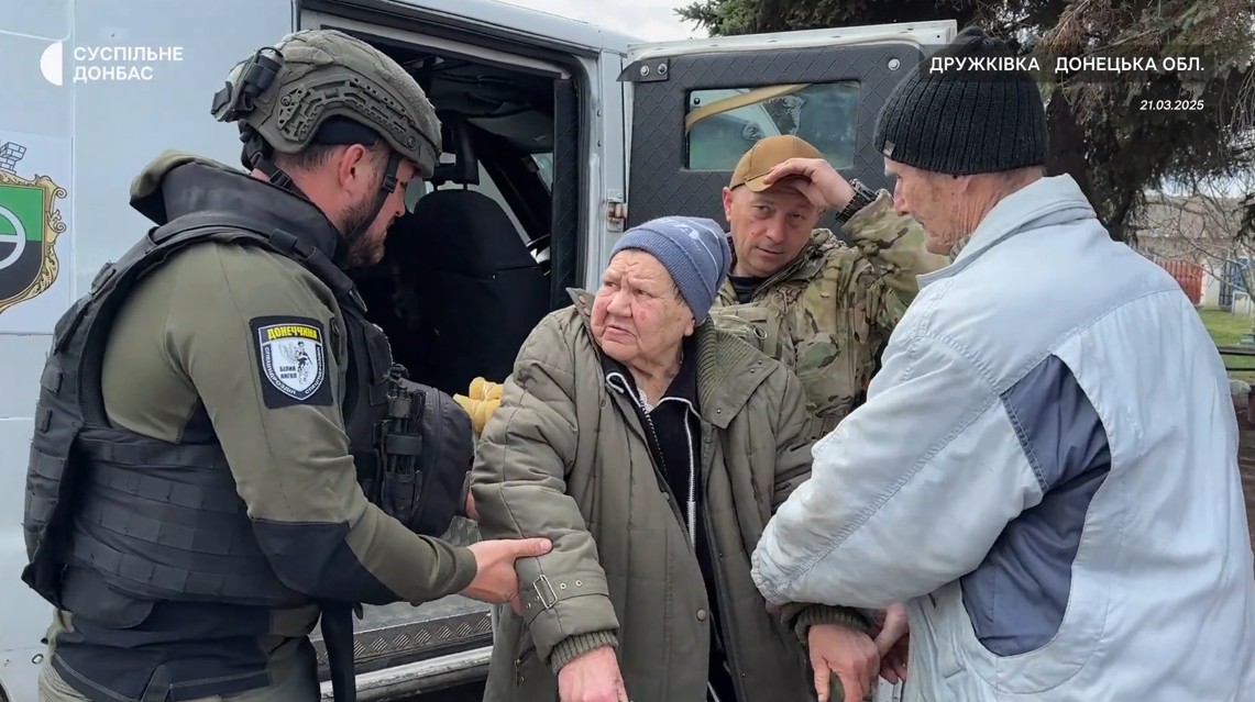 Це жахливе життя: як мирні жителі Костянтинівки переживають постійні атаки і залишають свої домівки