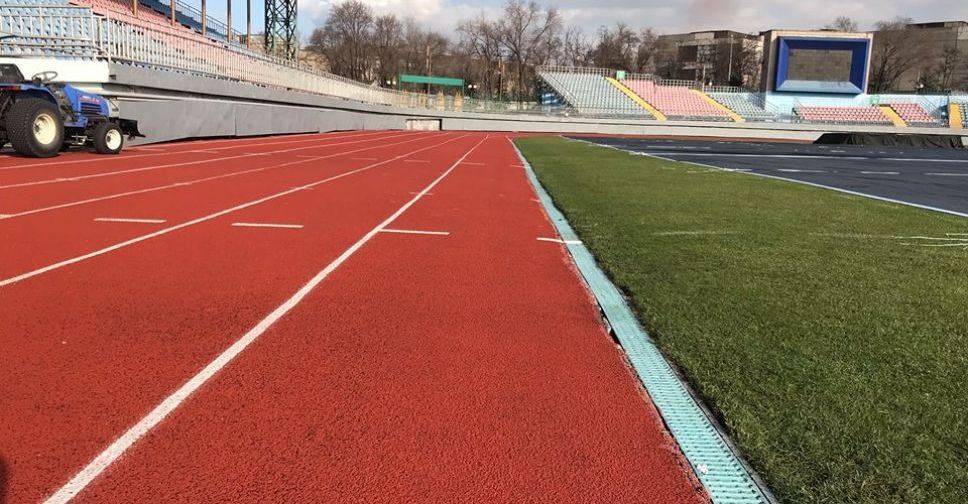В Мариуполе «будят» футбольный газон на стадионе «Ильичевец» (ФОТО)