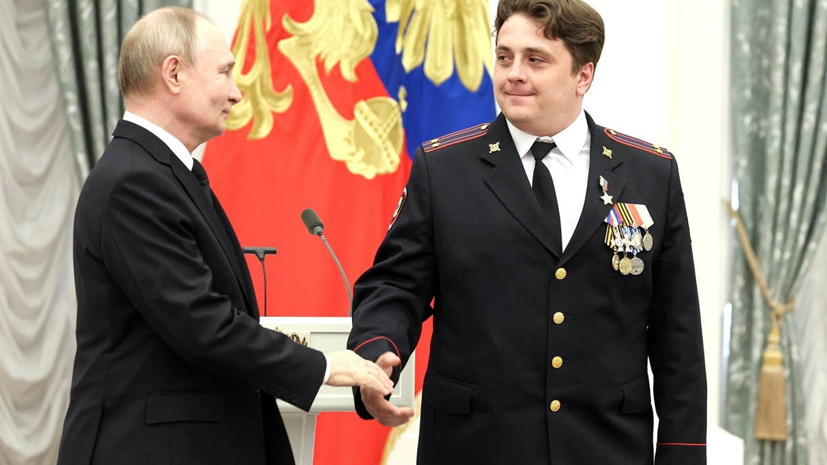 Обстріляв цивільних у Маріуполі та став героєм росії: путін нагородив одного з офіцерів днр