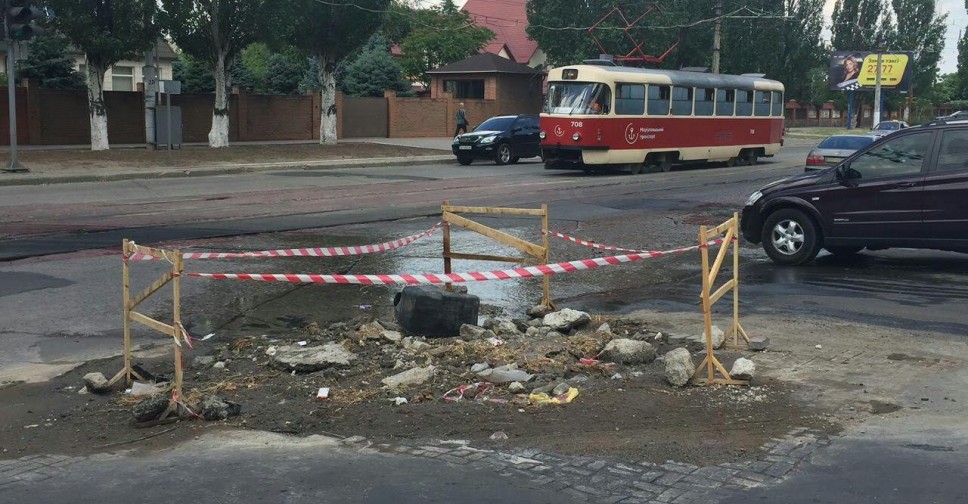 Сразу на двух улицах Мариуполя произошел прорыв трубопровода (ФОТО+ВИДЕО)
