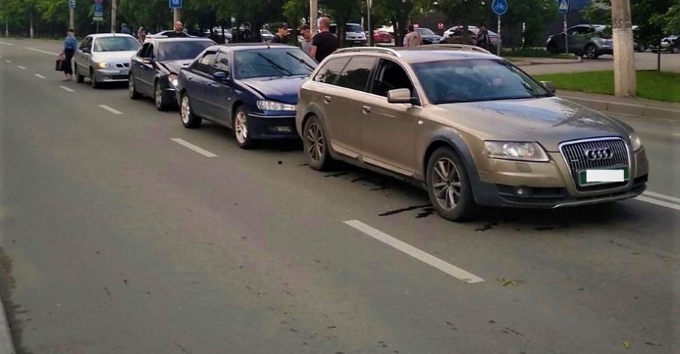В центре Мариуполя – тройное ДТП. Водитель оплатил ущерб на месте