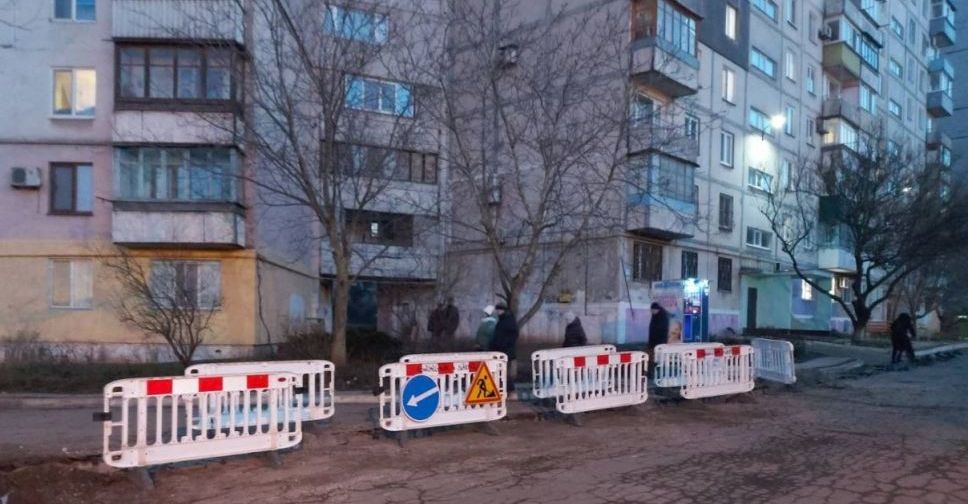 В Мариуполе меняют старые водопроводные трубы на пластиковые