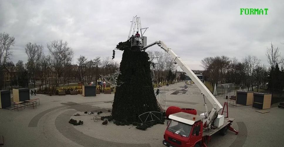 В Мариуполе начали разбирать новогодние локации (ФОТОФАКТ)