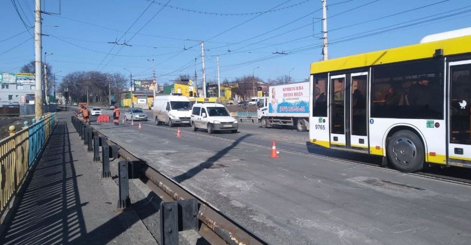 На оживленных дорогах Мариуполя временно ограничили движение до 30 км/ч