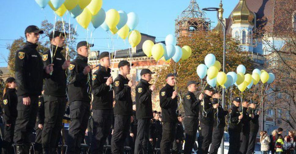 В Мариуполе более 50 курсантов получили полицейские жетоны (ФОТО)