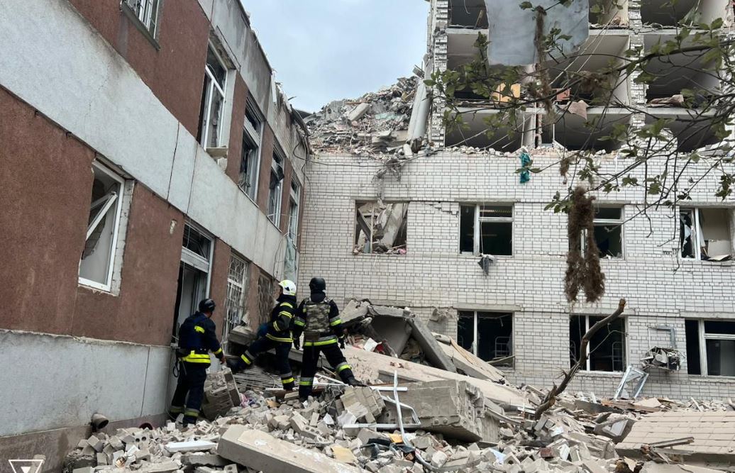 Окупанти вдарили трьома ракетами по центру Чернігова: рахунок жертв пішов на десятки