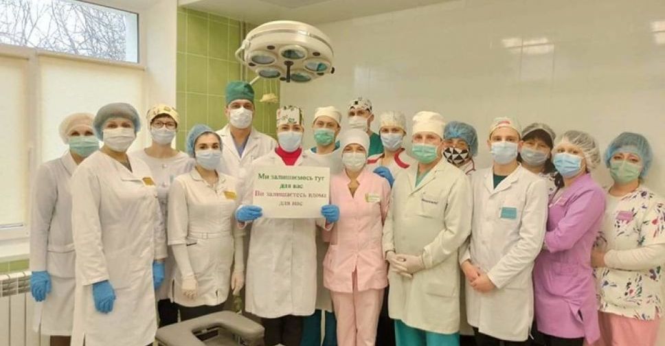 «Мы остаемся здесь ради вас»: медики Мариуполя присоединились к всемирному флешмобу (ФОТО)