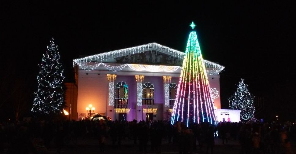 В центре Мариуполя разноцветными огоньками засверкала главная елка города (ФОТО)