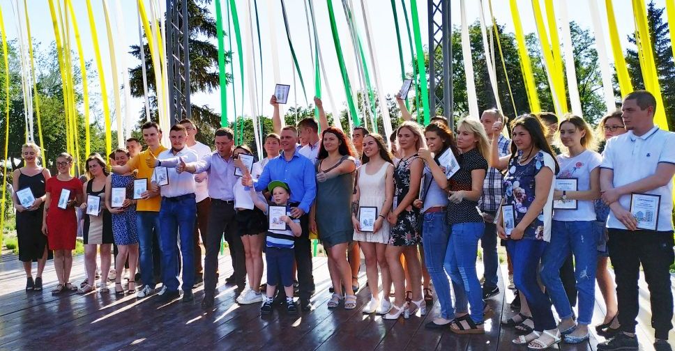 Детям-сиротам вручили ключи от 43 квартир в Мариуполе (ФОТО)