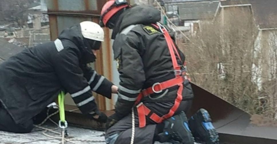 С крыши мариупольской филармонии слетели металлические листы и нависли над тротуаром