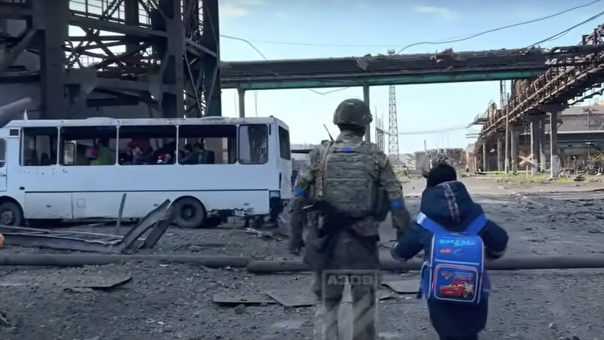 Сотні врятованих життів: в Азові вперше показали, як евакуювали цивільних з Азовсталі