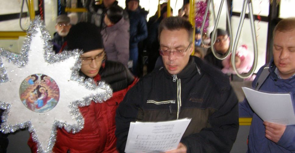 Хористы подарили мариупольцам колядки в Рождественском троллейбусе (ФОТО+ВИДЕО)