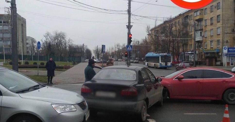 На мариупольских перекрестках разбились машины в результате ДТП (ДОПОЛНЕНО)
