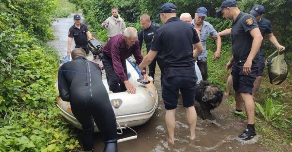 Вода переливается через плотину Старокрымского водохранилища – в Мариуполе спасают людей