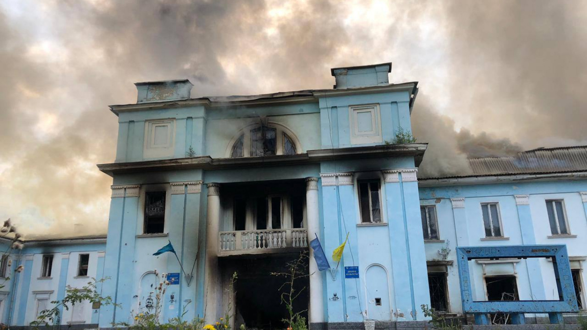 Окупанти знищили Палац культури в Часовому Ярі, де місцеві отримували гуманітарку