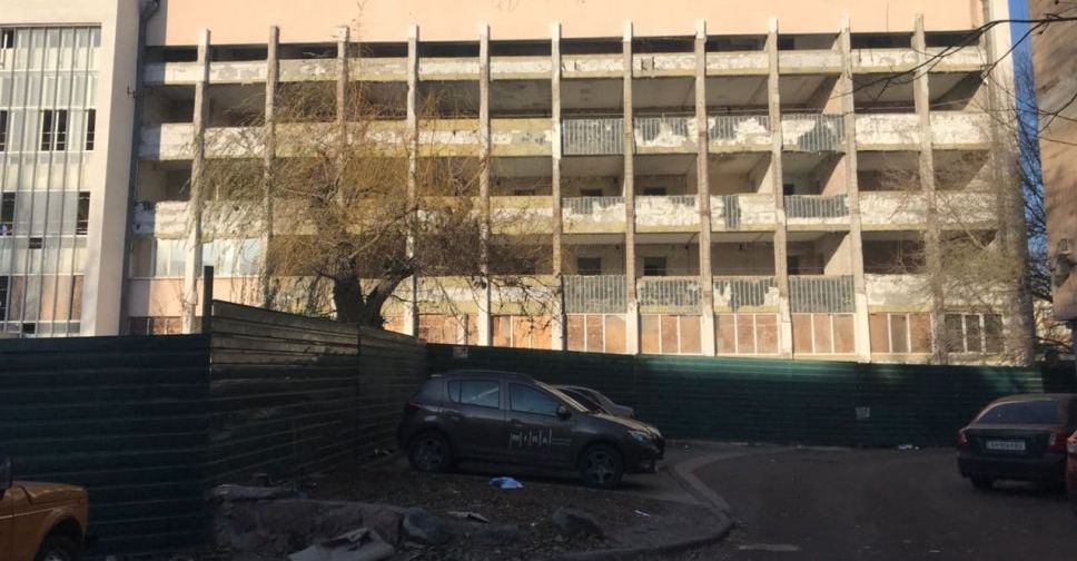 В Мариуполе продолжается ремонт сгоревшего горсовета: здание осталось без окон (ФОТОФАКТ)