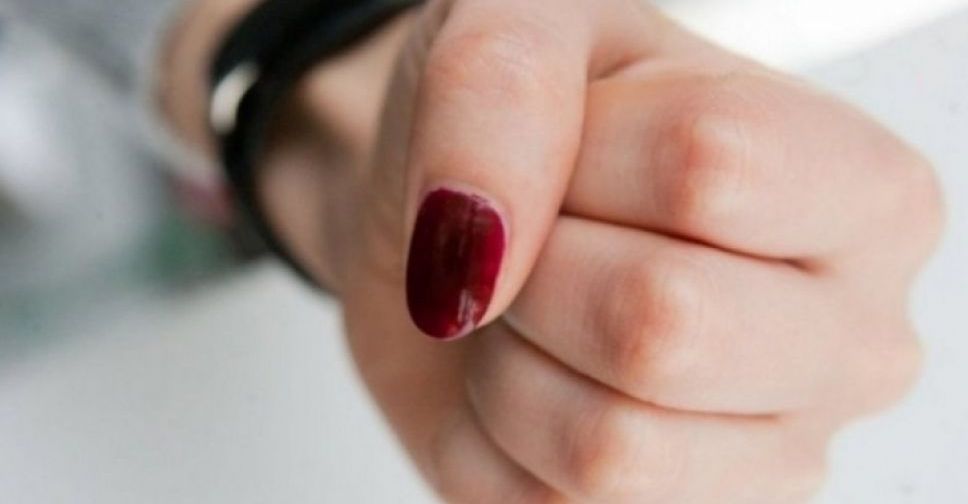 Трое мариупольчанок до полусмерти избили приятельницу и выбросили ее на улицу