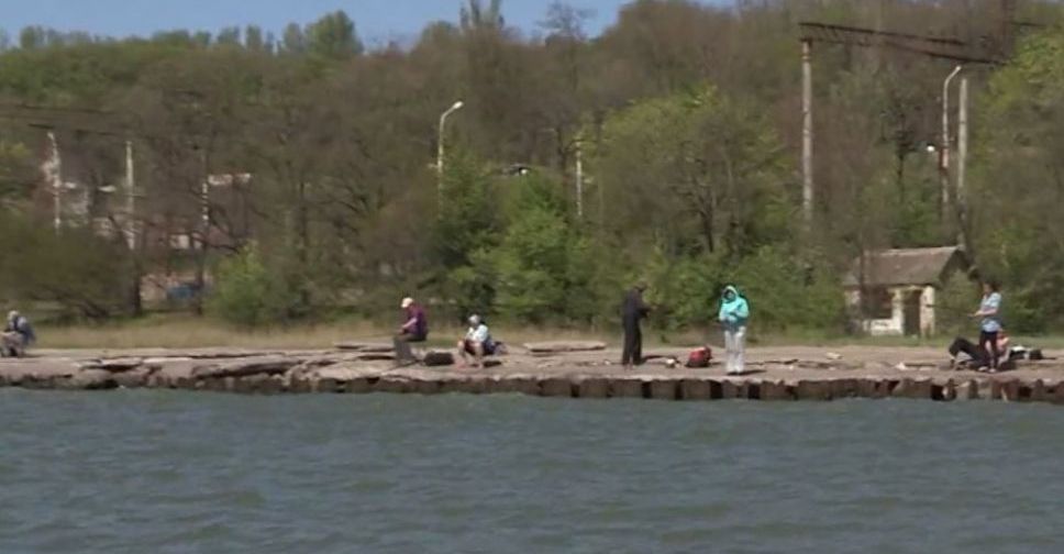 С начала апреля с морского дна в Мариуполе подняли 8 кубометров мусора (ФОТО)