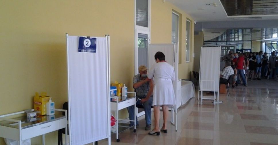 Мариупольский Центр массовой вакцинации ежечасно прививает около 60  людей от COVID-19