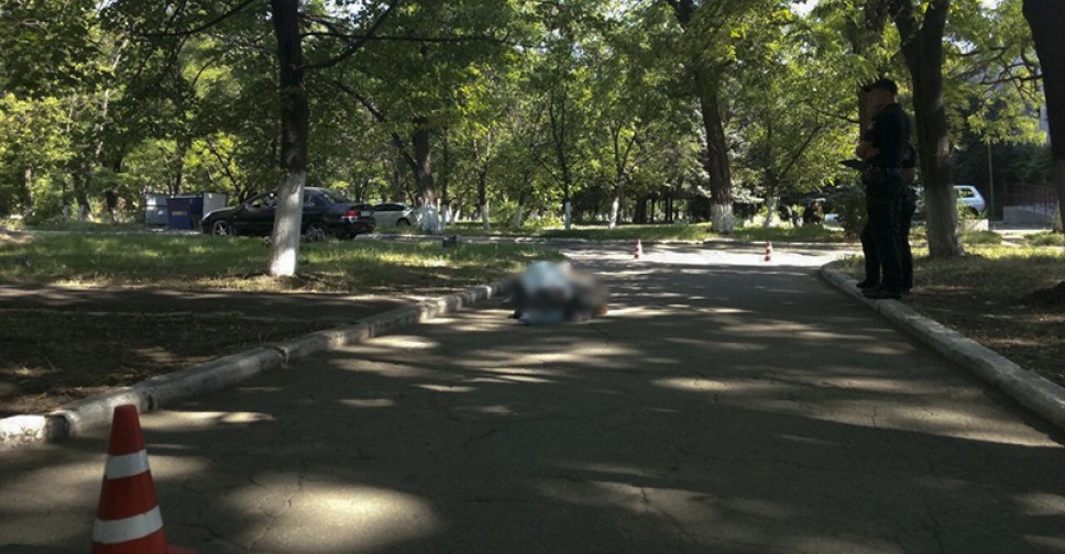 В Мариуполе у горбольницы № 3 обнаружен труп мужчины с телесными повреждениями (ФОТО)