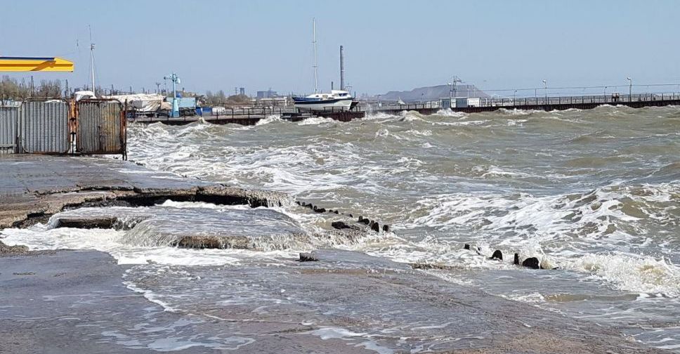 Азовское море вышло из берегов. На побережье Мариуполя бушует шторм (ФОТО+ВИДЕО)