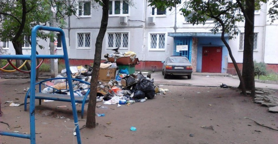Мариупольцы просят убрать мусор с детских площадок мкр «Восточный»