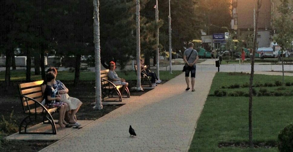 Мариупольская площадь стала местом встреч и свиданий (ФОТО)
