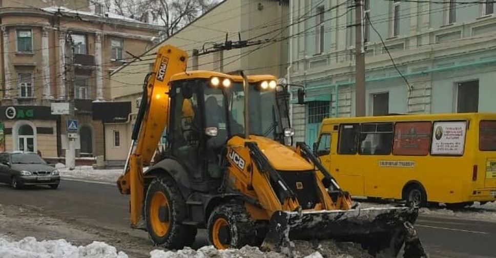 В расчистке тротуаров Мариуполя задействованы более 240 человек и 13 единиц техники (ФОТО)