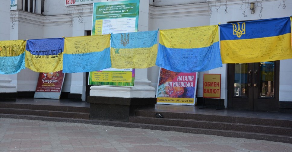 Флаги из 400 городов Украины вывесили в центре Мариуполя (ФОТО)