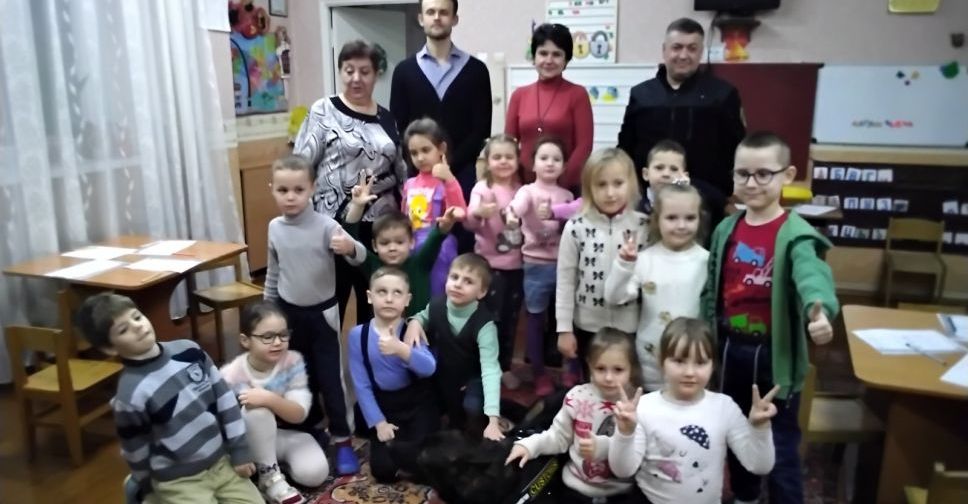В Мариуполе таможенники показали детям, как ищут деньги и запрещенные предметы