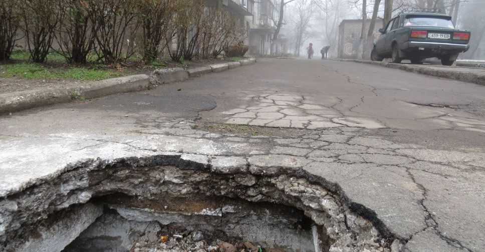В Мариуполе на дороге образовался провал (ФОТОФАКТ)