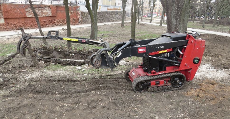 В Мариуполе пилят землю на центральной площади города (ФОТОФАКТ)