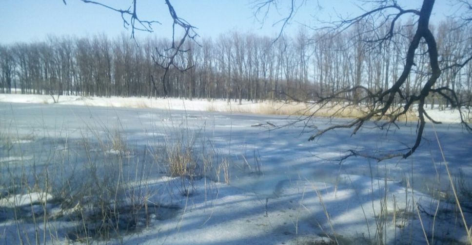 На Донетчине мертвого рыбака достали из-подо льда (ФОТО)
