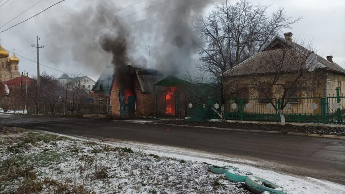 Окупанти вдарили з Градів по житловому сектору Курахового – що відомо про наслідки