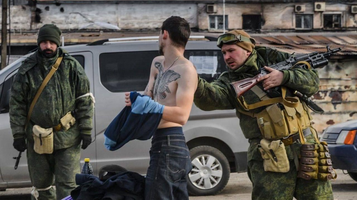Жорстокі фільтрації та мародерство – що відбувалося у Маріуполі два роки тому