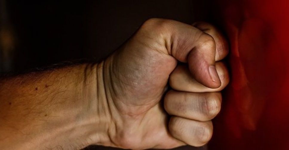 Мариупольчанку избили в собственном доме, потребовалась помощь медиков