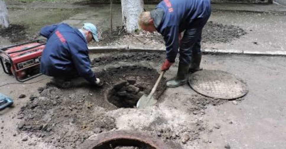 В Мариуполе начали бороться с открытыми люками