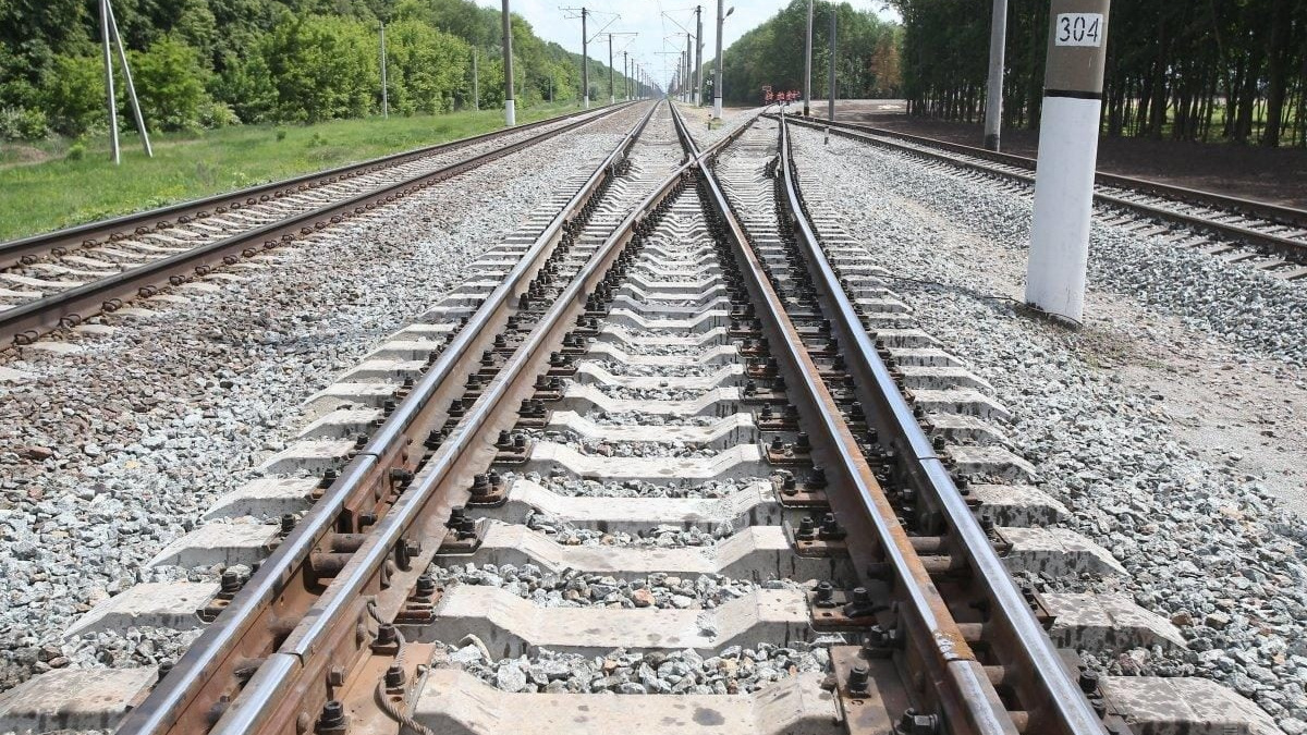 ЗСУ зможуть бити по залізничній гілці, яку росія будує до Маріуполя – британська розвідка