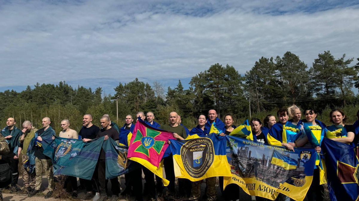 Захисники і захисниці Азовсталі повертаються додому: як пройшов обмін полоненими
