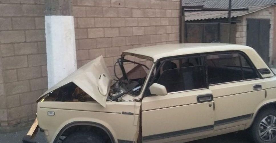 Помятое железо и «скорая»: в Мариуполе автомобиль врезался в столб (ФОТО)