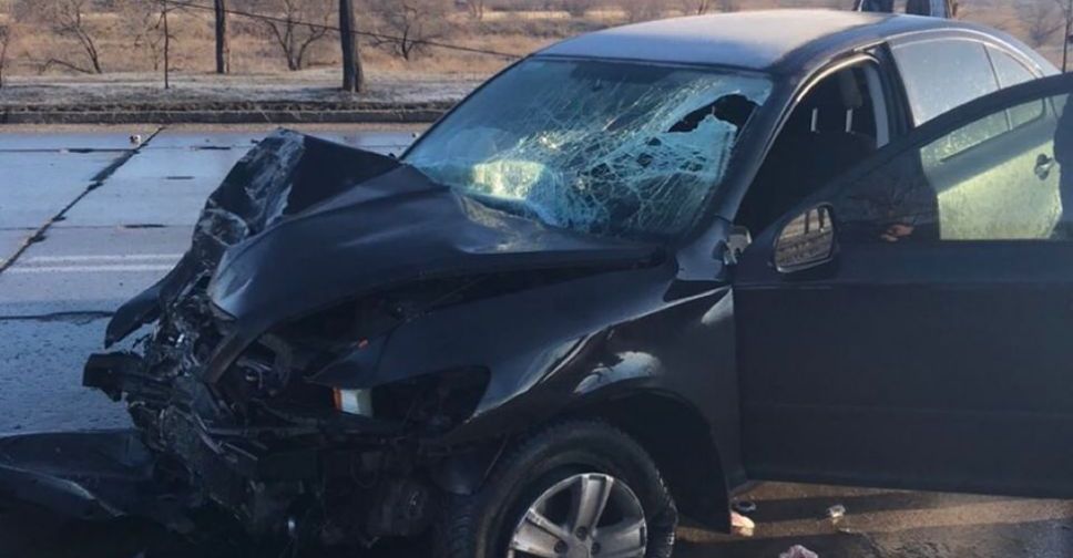 В Мариуполе в результате ДТП на автомобиль упал столб: водитель в больнице (ФОТО)